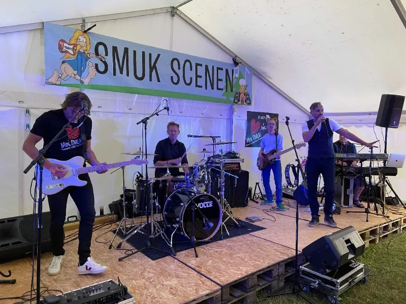 Band spiller på Smuk Scenen i festivalteltet.
